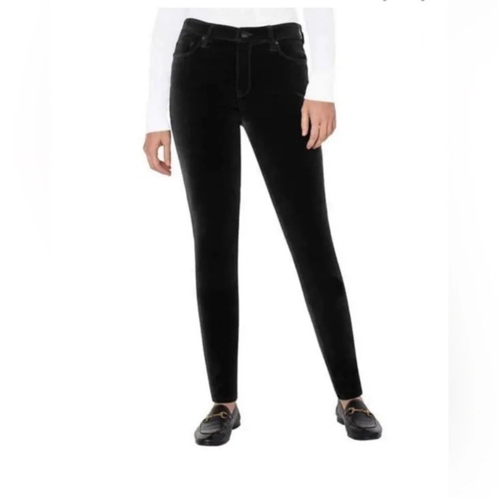 Well Worn Women's Black Luxe Velvet High Rise Tapered Pants Size 10 NWT
